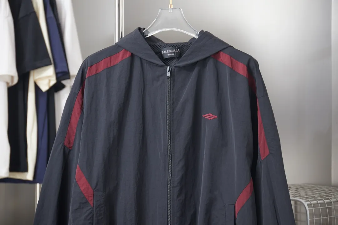 Balenciaga 𝘽𝘼𝙇𝙀𝙉𝘾𝙄𝘼𝙂𝘼 BLCG 26SS 3M black and red stitching embroidered hooded sports suit Light luxury essential item for daily commuting for men and women Correct version Welcome to compare Detailed features · Customized matt Taslan jacket fabric · The fabric has undergone a waterproof coating process · The interior is made of three-grade polyester bird's eye mesh · OS ultra-loose silhouette design · Side zipper pockets Small stand-up collar design · Internal zipper pocket design · Elastic waistband design at the hem · Customized molded hardware zipper Jacket double puller design · Tajima high-speed embroidery machine 10000 needle three-dimensional · Double side pockets on trousers · Original main mark washed tag brand packaging Color: Black Size: 46/48/50/52